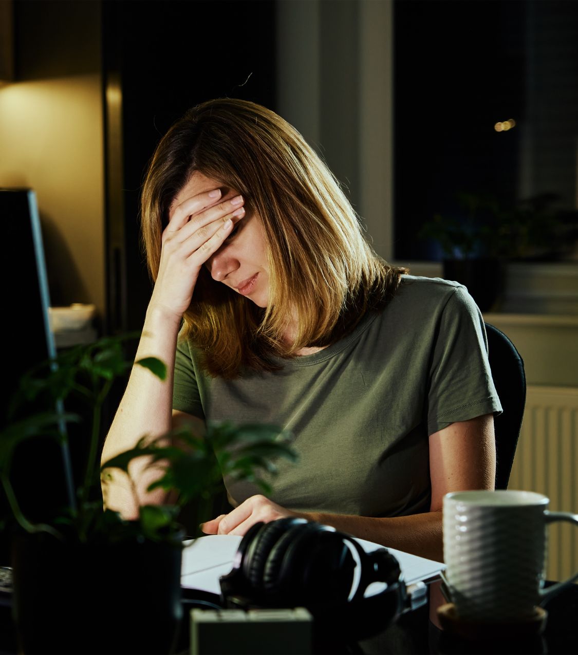 A woman covers her eyes, facing the aftermath of infidelity. Discover what not to do after being cheated on with the Relationship Experts roadmap in the USA, Canada, the UK, and globally. Schedule a call with us today.